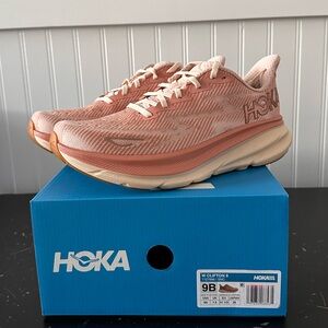 NEW Hoka Clifton 9 - Size 9 - Sandstone/Cream